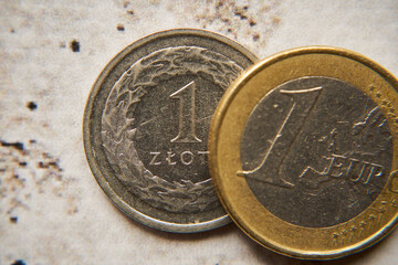  jeden złoty i jedno euro na betonie,polski złoty	 - obrazy, fototapety, plakaty