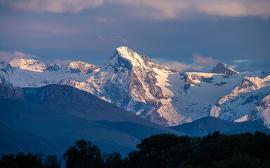 Chaine des Pyr&eacute;n&eacute;es et ses nuages lors d'un couch&eacute; du soleil.