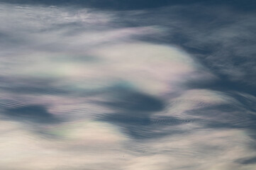 Nuage iridescent lors de la lev&eacute;e du jour dans le b&eacute;arn 