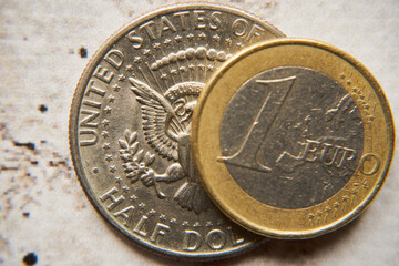 pół dolara amerykańskiego i jedno euro na betonie  - obrazy, fototapety, plakaty