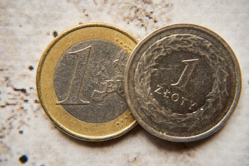 jeden złoty i jedno euro na betonie,polski złoty	 - obrazy, fototapety, plakaty