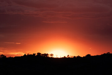 Photo dans la nature b&eacute;arnaise des coteaux d'aubertin, et des Pyr&eacute;n&eacute;es lors d'un couch&eacute; de soleil. rougeoyant. 