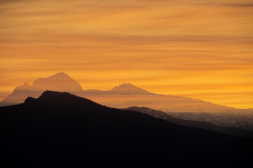 Ciel rougeoyant lors d"'un couch&eacute; de soleil dans les Pyr&eacute;n&eacute;es 