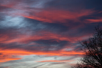Photo dans la nature b&eacute;arnaise des coteaux d'aubertin, et des Pyr&eacute;n&eacute;es lors d'un couch&eacute; de soleil. rougeoyant. 