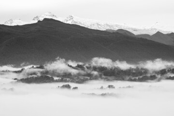 Photo en noir et blanc des Pyr&eacute;n&eacute;es en soir&eacute;e. Ainsi que la lev&eacute;e de la brume du soir. 