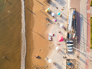 Imagem de drone da Praia do Morro em Guarapari num dia ensolarado com muitas pessoas se divertindo, aproveitando o dia na praia e praticando esportes.