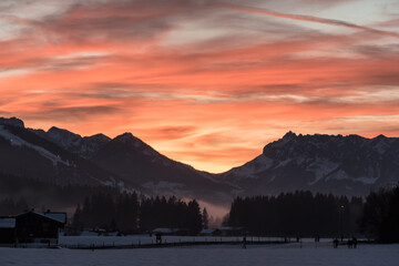Bergepanorama bei Sonnenuntergang im Reit in Winkle mit Berge als Silhouette