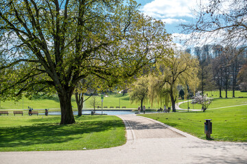 Stadtpark im Frühling bei wunderbarem Wetter