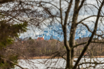 Blick auf Kirche am Abtsee durch Zweige