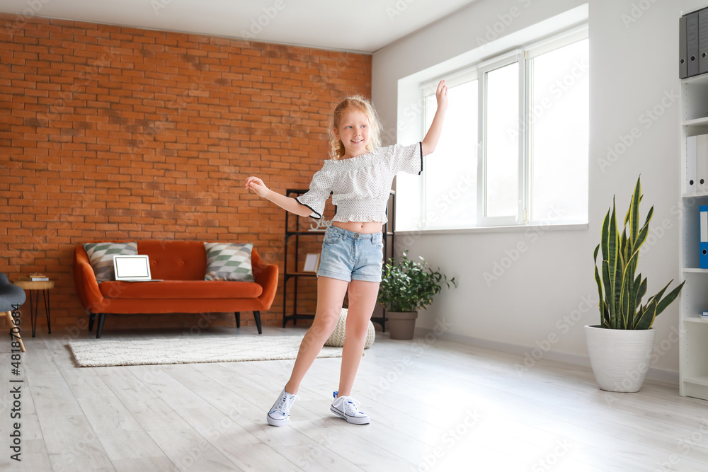 Poster Little redhead girl in blouse dancing at home