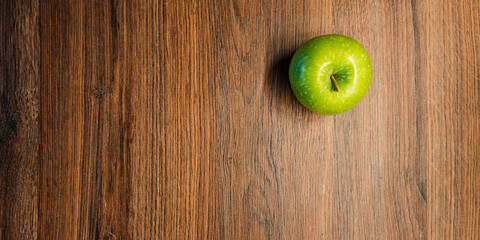 1 grüner saftiger auf rustikalem Holztisch