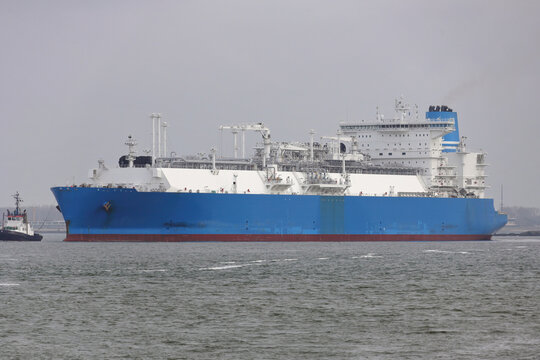 Blauer LNG Tanker verl&auml;sst den Hafen