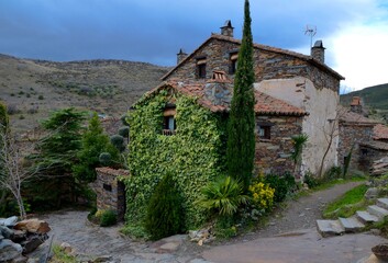 Casa de pizarra cubierta por enredadera. Patones de Arriba, Madrid, España, Europa.