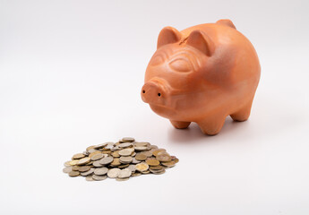 The piggy bank and money. The piggy bank as a method of saving money.
