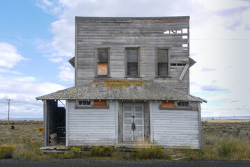 old house facade of an abandoned house, Kent, Oregon, USA