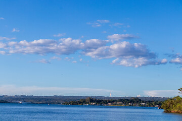 Obraz premium Lago Paranoá com a Torre de TV digital ao fundo em Brasília.