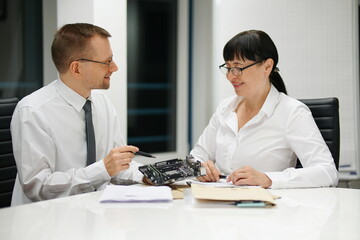 Geschäftsmann + Geschäftsfrau in Konferenz Mainboard lächelnd