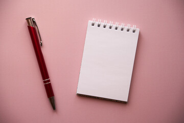 notatnik i długopis na różowym tle - obrazy, fototapety, plakaty
