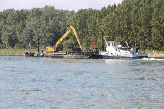 Schwimmbagger auf dem Rhein