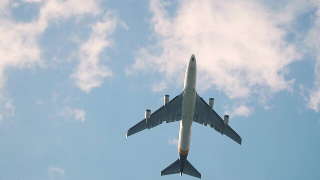 Boeing 747 plane approach for landing