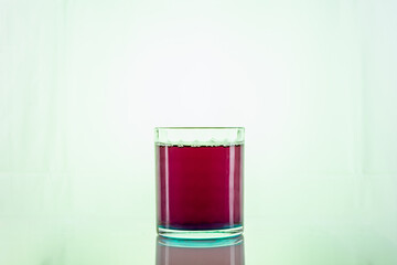 coctel con cubo de hielo