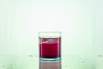 coctel con cubo de hielo