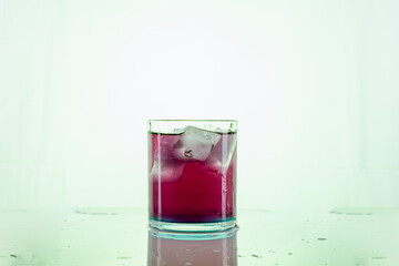 coctel con cubo de hielo