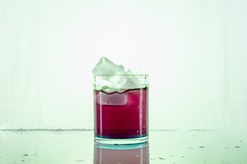 coctel con cubo de hielo