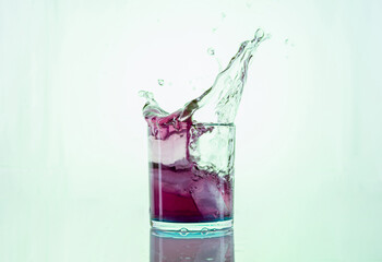 coctel con cubo de hielo