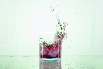 coctel con cubo de hielo