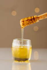 miel goteando de un tarro de vidrio