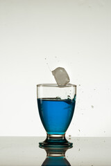 coctel con cubo de hielo