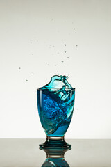 coctel con cubo de hielo