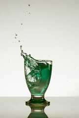 coctel con cubo de hielo