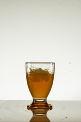 coctel con cubo de hielo