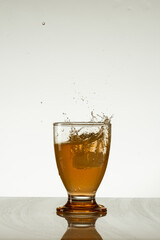 coctel con cubo de hielo