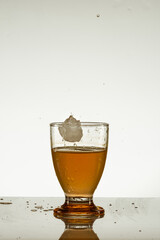 coctel con cubo de hielo