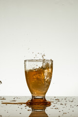 coctel con cubo de hielo