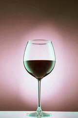 copa de vino tinto con reflejo en un fondo blanco