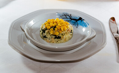 cuenco con ensalada de cocina 