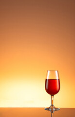 Fototapeta na wymiar copa de vino tinto en primer plano