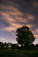 Ziehende Wolken vor Sternenhimmel bei Nacht