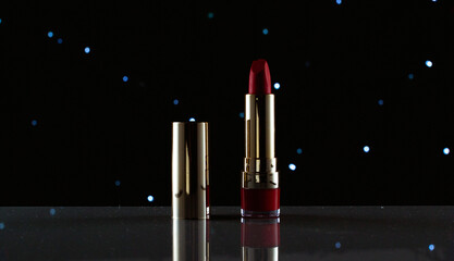 lápiz labial rojo sobre fondo negro