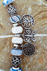 pulcera de plata con decoraciones de piedra en primer plano