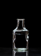 primer plano de recipiente de vidrio vacio en fondo negro