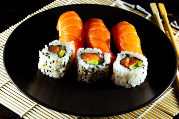 conjunto de sushi sobre un fondo negro. vista superior.