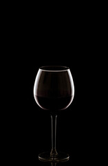 vino tinto en copa sobre fondo oscuro