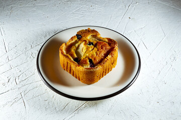 sabroso pastel horneado en mesa de madera