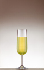 copa de champán sobre un fondo claro