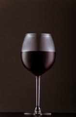 vino tinto en copa sobre fondo oscuro